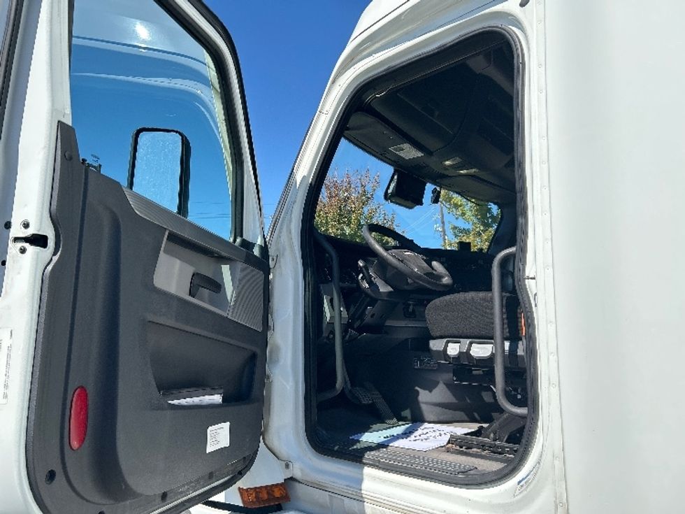 Sleeper Tractor-Heavy Duty Tractors-Freightliner-2021-T12664ST-Hammond-LA-382,128\n\t\tmiles-$ 79,000 - Image 9