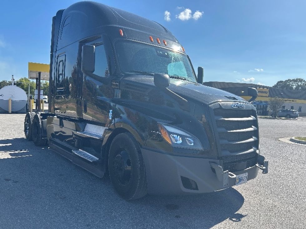 Sleeper Tractor-Heavy Duty Tractors-Freightliner-2021-T12664ST-Hammond-LA-428,280\n\t\tmiles-$ 73,500 - Image 1