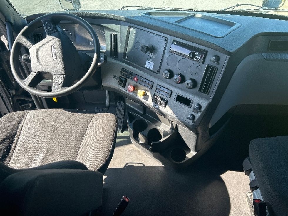 Sleeper Tractor-Heavy Duty Tractors-Freightliner-2021-T12664ST-Hammond-LA-428,280\n\t\tmiles-$ 73,500 - Image 11