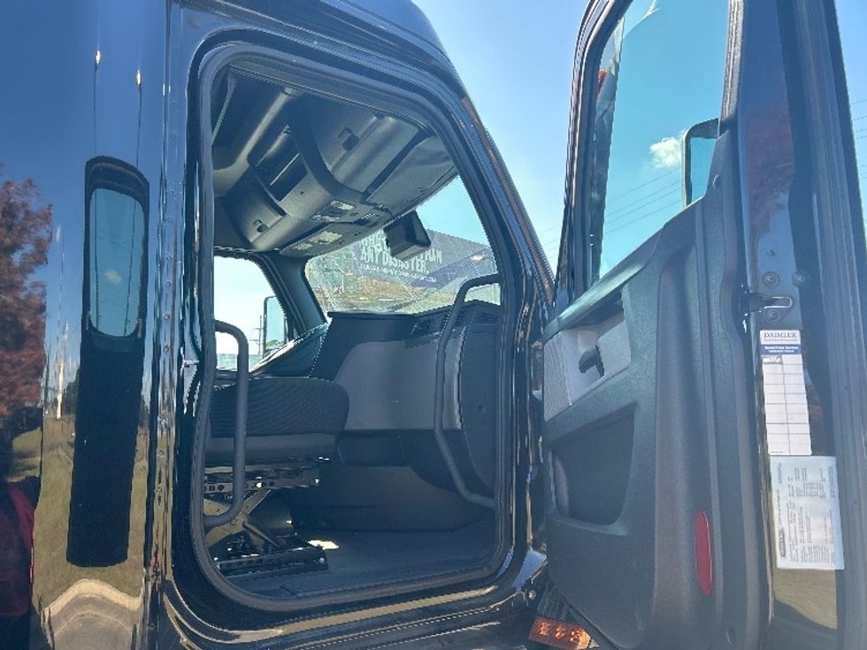 Sleeper Tractor-Heavy Duty Tractors-Freightliner-2021-T12664ST-Hammond-LA-428,280\n\t\tmiles-$ 73,500 - Image 12