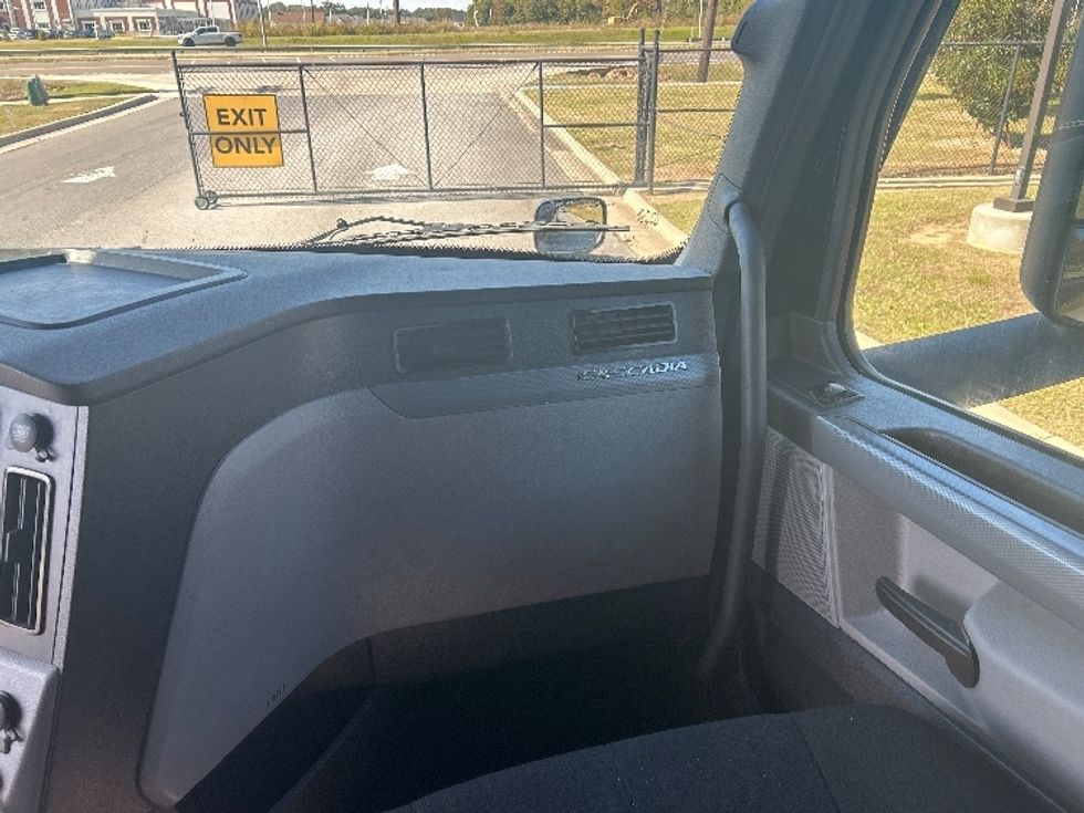 Sleeper Tractor-Heavy Duty Tractors-Freightliner-2021-T12664ST-Hammond-LA-428,280\n\t\tmiles-$ 73,500 - Image 13