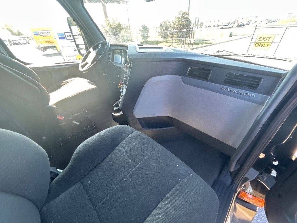 Sleeper Tractor-Heavy Duty Tractors-Freightliner-2021-T12664ST-Hammond-LA-428,280\n\t\tmiles-$ 73,500 - Image 14