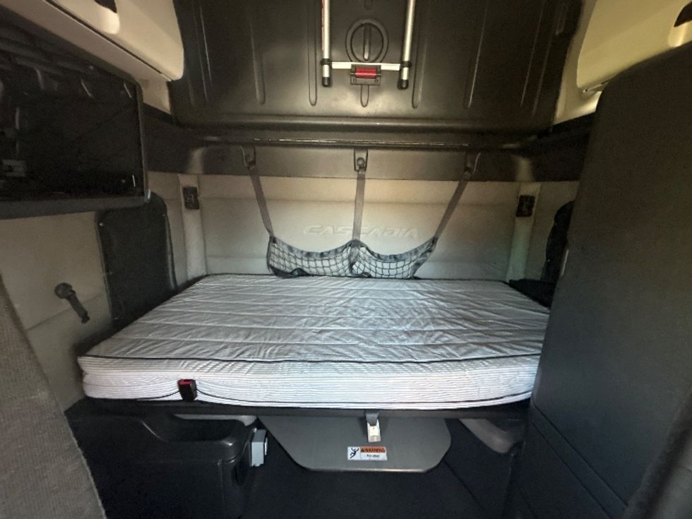 Sleeper Tractor-Heavy Duty Tractors-Freightliner-2021-T12664ST-Hammond-LA-428,280\n\t\tmiles-$ 73,500 - Image 15