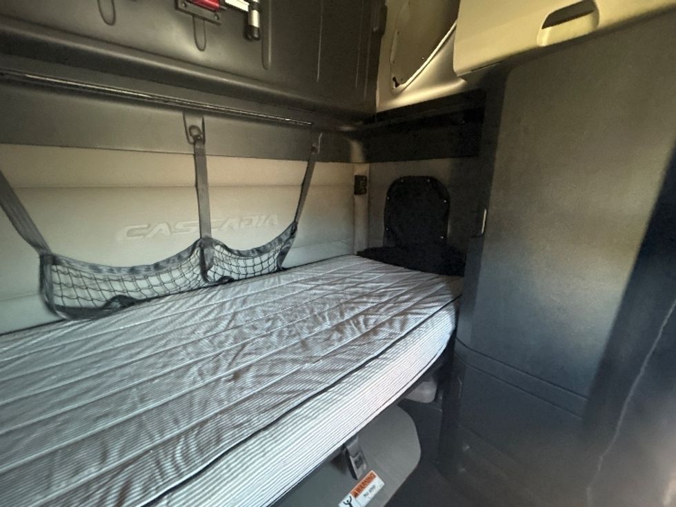 Sleeper Tractor-Heavy Duty Tractors-Freightliner-2021-T12664ST-Hammond-LA-428,280\n\t\tmiles-$ 73,500 - Image 16