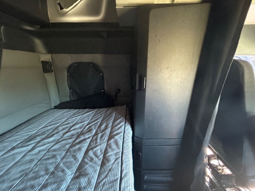 Sleeper Tractor-Heavy Duty Tractors-Freightliner-2021-T12664ST-Hammond-LA-428,280\n\t\tmiles-$ 73,500 - Image 17
