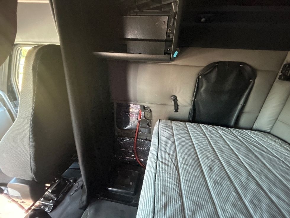 Sleeper Tractor-Heavy Duty Tractors-Freightliner-2021-T12664ST-Hammond-LA-428,280\n\t\tmiles-$ 73,500 - Image 18