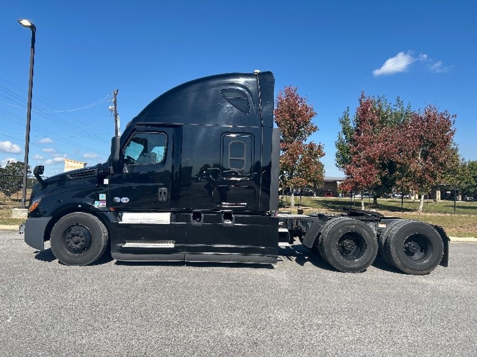 Sleeper Tractor-Heavy Duty Tractors-Freightliner-2021-T12664ST-Hammond-LA-428,280\n\t\tmiles-$ 73,500 - Image 4