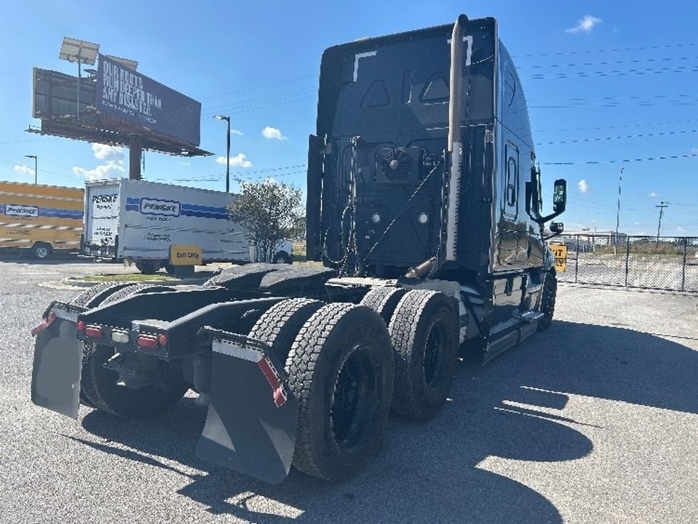 Sleeper Tractor-Heavy Duty Tractors-Freightliner-2021-T12664ST-Hammond-LA-428,280\n\t\tmiles-$ 73,500 - Image 7