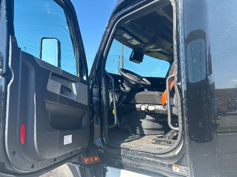 Sleeper Tractor-Heavy Duty Tractors-Freightliner-2021-T12664ST-Hammond-LA-428,280\n\t\tmiles-$ 73,500 - Image 8