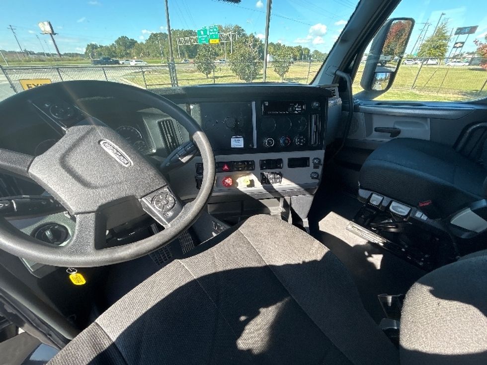 Sleeper Tractor-Heavy Duty Tractors-Freightliner-2021-T12664ST-Hammond-LA-428,280\n\t\tmiles-$ 73,500 - Image 9