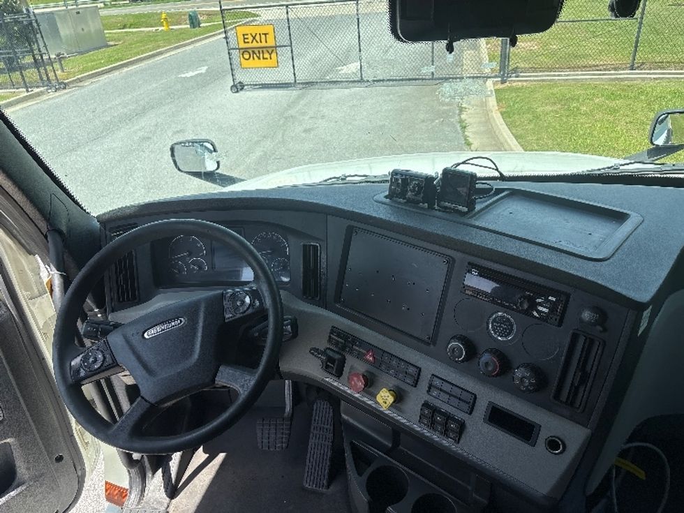 Sleeper Tractor-Heavy Duty Tractors-Freightliner-2021-T12664ST-Hammond-LA-477,211\n\t\tmiles-$ 70,250 - Image 10