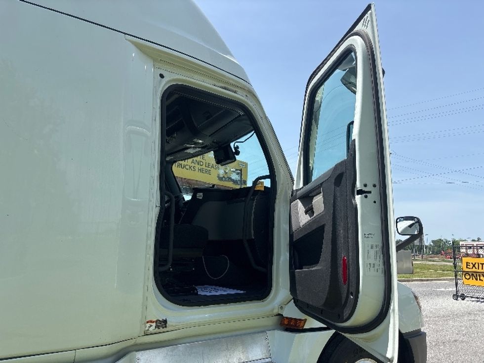 Sleeper Tractor-Heavy Duty Tractors-Freightliner-2021-T12664ST-Hammond-LA-477,211\n\t\tmiles-$ 70,250 - Image 11