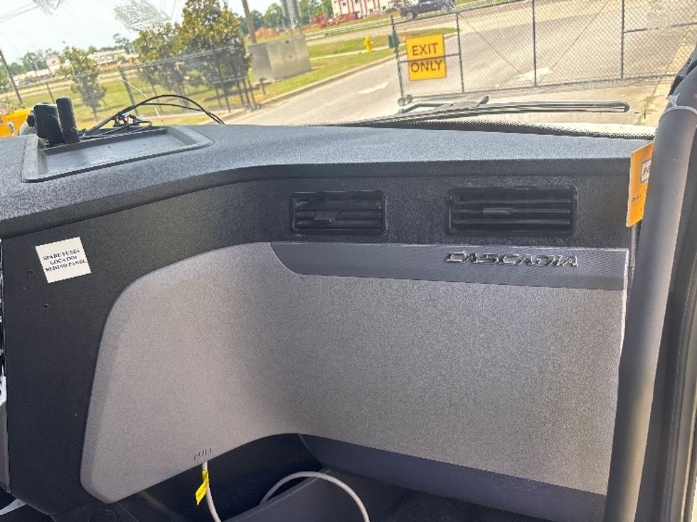 Sleeper Tractor-Heavy Duty Tractors-Freightliner-2021-T12664ST-Hammond-LA-477,211\n\t\tmiles-$ 70,250 - Image 12