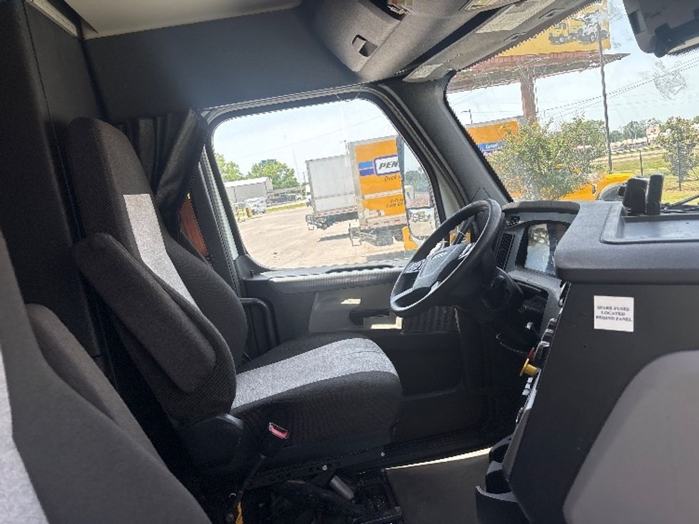 Sleeper Tractor-Heavy Duty Tractors-Freightliner-2021-T12664ST-Hammond-LA-477,211\n\t\tmiles-$ 70,250 - Image 13