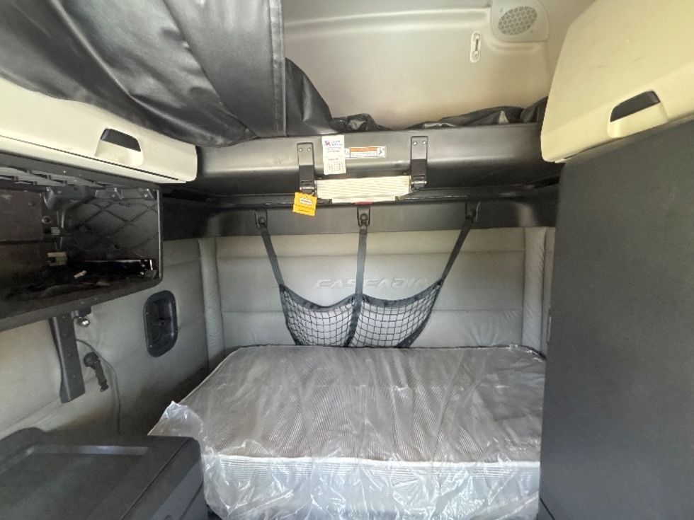 Sleeper Tractor-Heavy Duty Tractors-Freightliner-2021-T12664ST-Hammond-LA-477,211\n\t\tmiles-$ 70,250 - Image 14