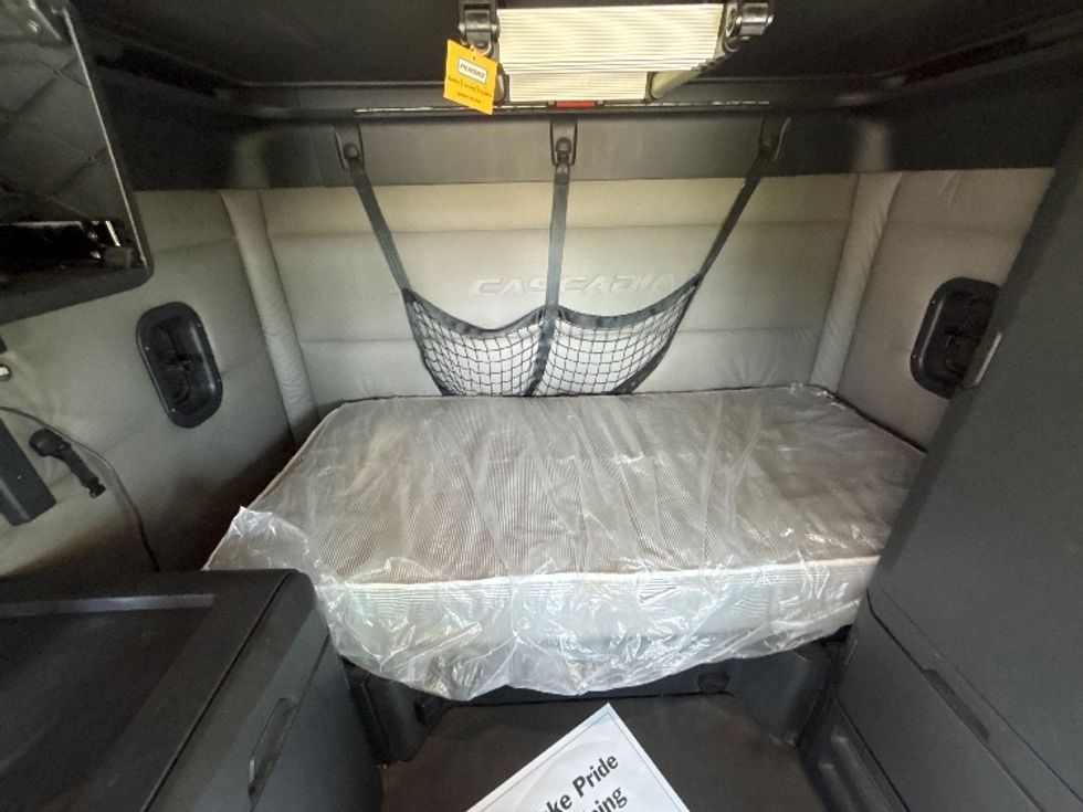 Sleeper Tractor-Heavy Duty Tractors-Freightliner-2021-T12664ST-Hammond-LA-477,211\n\t\tmiles-$ 70,250 - Image 15