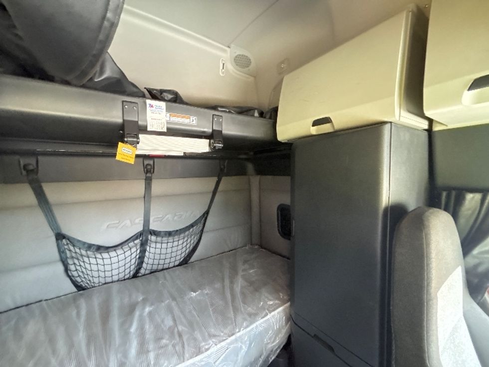 Sleeper Tractor-Heavy Duty Tractors-Freightliner-2021-T12664ST-Hammond-LA-477,211\n\t\tmiles-$ 70,250 - Image 16