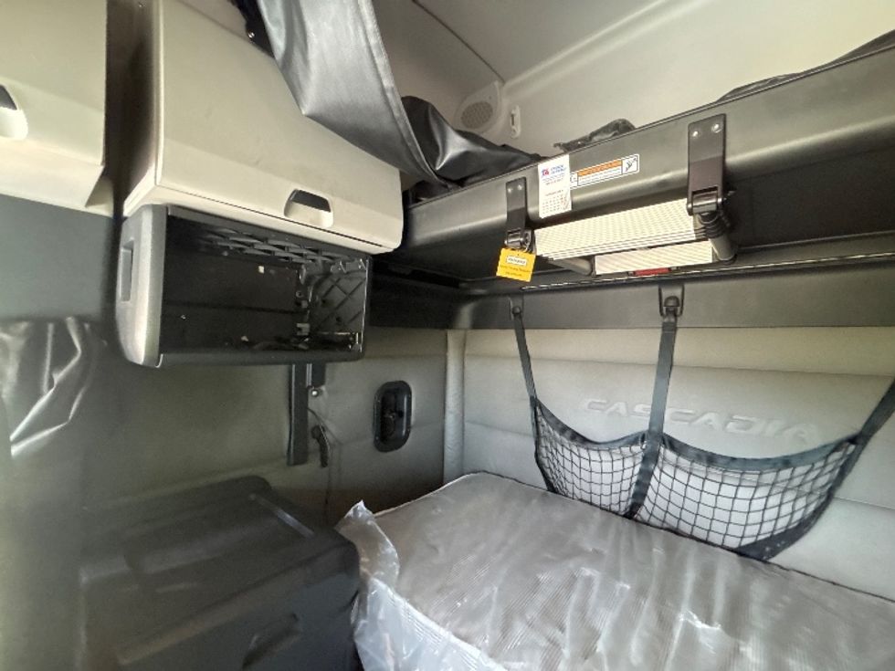 Sleeper Tractor-Heavy Duty Tractors-Freightliner-2021-T12664ST-Hammond-LA-477,211\n\t\tmiles-$ 70,250 - Image 17