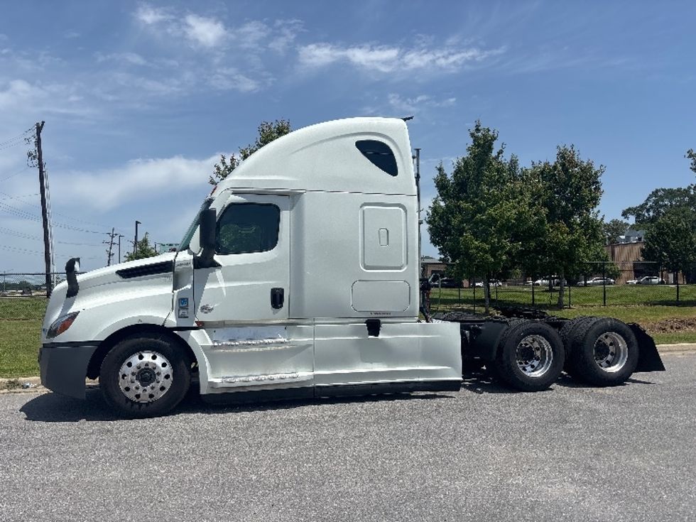 Sleeper Tractor-Heavy Duty Tractors-Freightliner-2021-T12664ST-Hammond-LA-477,211\n\t\tmiles-$ 70,250 - Image 4