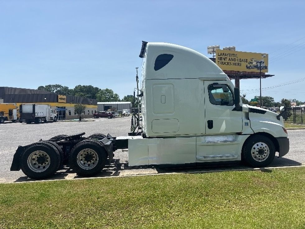 Sleeper Tractor-Heavy Duty Tractors-Freightliner-2021-T12664ST-Hammond-LA-477,211\n\t\tmiles-$ 70,250 - Image 6