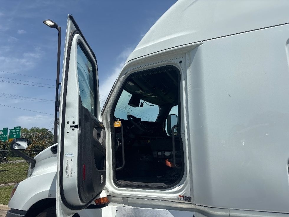 Sleeper Tractor-Heavy Duty Tractors-Freightliner-2021-T12664ST-Hammond-LA-477,211\n\t\tmiles-$ 70,250 - Image 7