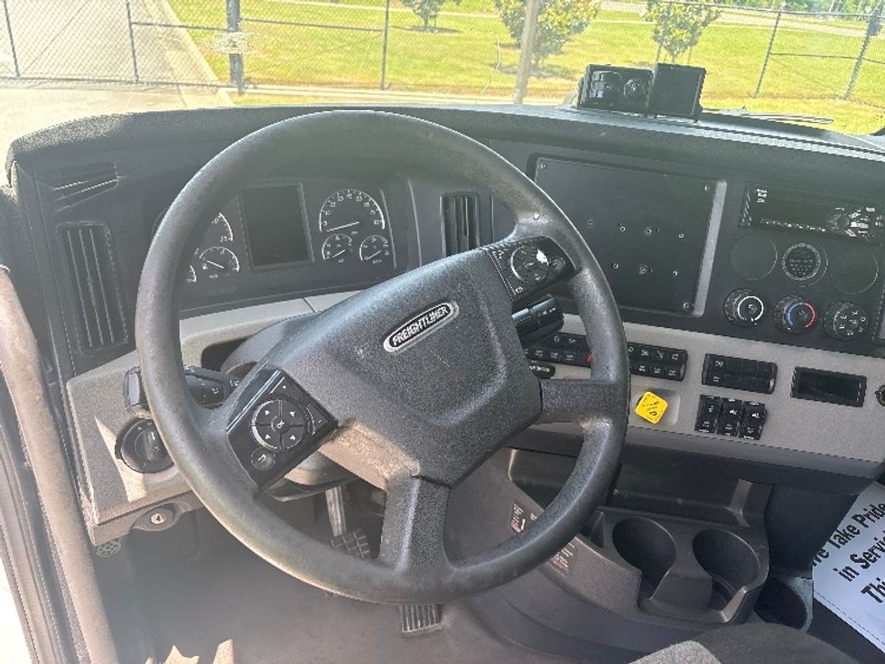 Sleeper Tractor-Heavy Duty Tractors-Freightliner-2021-T12664ST-Hammond-LA-477,211\n\t\tmiles-$ 70,250 - Image 8