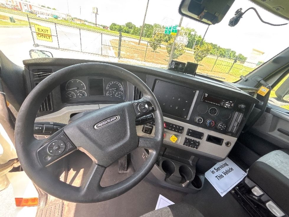 Sleeper Tractor-Heavy Duty Tractors-Freightliner-2021-T12664ST-Hammond-LA-477,211\n\t\tmiles-$ 70,250 - Image 9