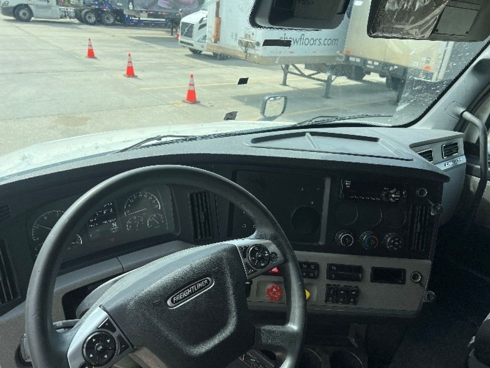 Sleeper Tractor-Heavy Duty Tractors-Freightliner-2021-T12664ST-Hammond-LA-489,408\n\t\tmiles-$ 67,500 - Image 11