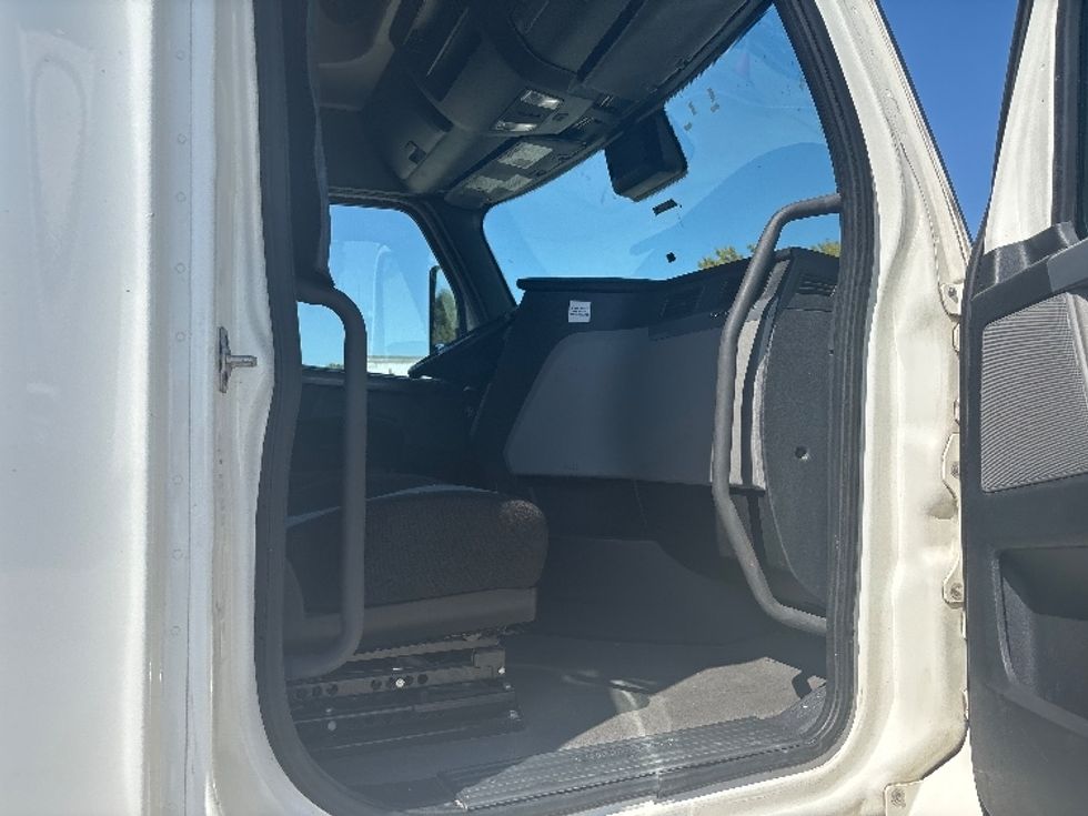 Sleeper Tractor-Heavy Duty Tractors-Freightliner-2021-T12664ST-Hammond-LA-489,408\n\t\tmiles-$ 67,500 - Image 13