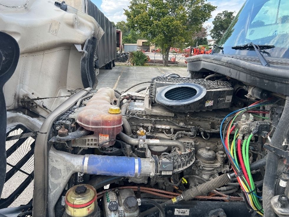 Sleeper Tractor-Heavy Duty Tractors-Freightliner-2021-T12664ST-Hammond-LA-489,408\n\t\tmiles-$ 67,500 - Image 21