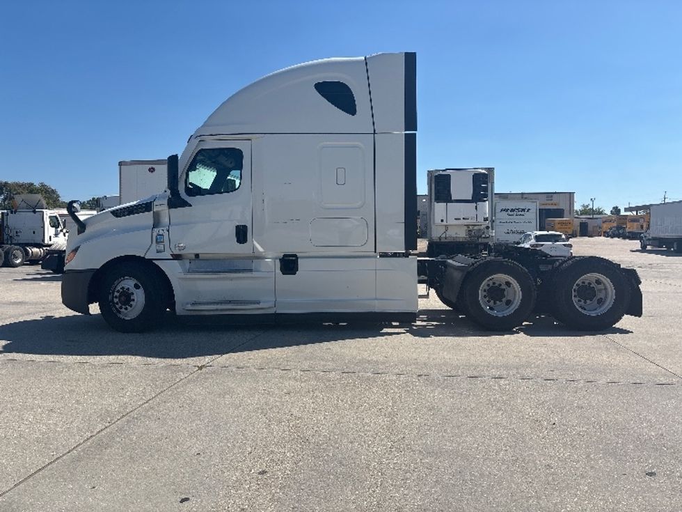 Sleeper Tractor-Heavy Duty Tractors-Freightliner-2021-T12664ST-Hammond-LA-489,408\n\t\tmiles-$ 67,500 - Image 4