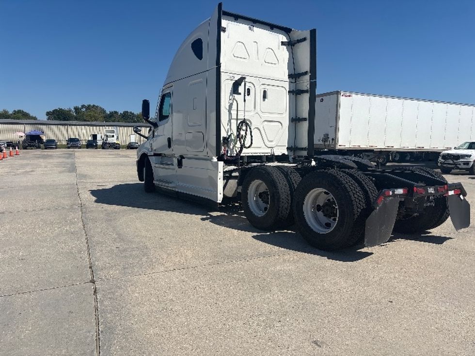 Sleeper Tractor-Heavy Duty Tractors-Freightliner-2021-T12664ST-Hammond-LA-489,408\n\t\tmiles-$ 67,500 - Image 5