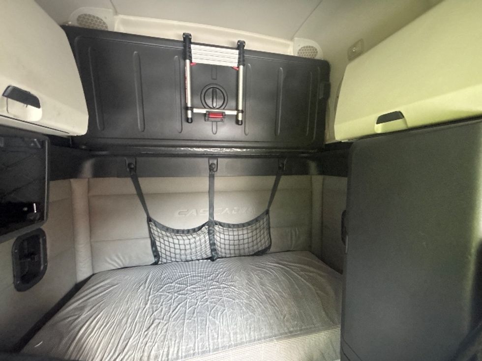 Sleeper Tractor-Heavy Duty Tractors-Freightliner-2021-T12664ST-Hammond-LA-526,779\n\t\tmiles-$ 67,750 - Image 11