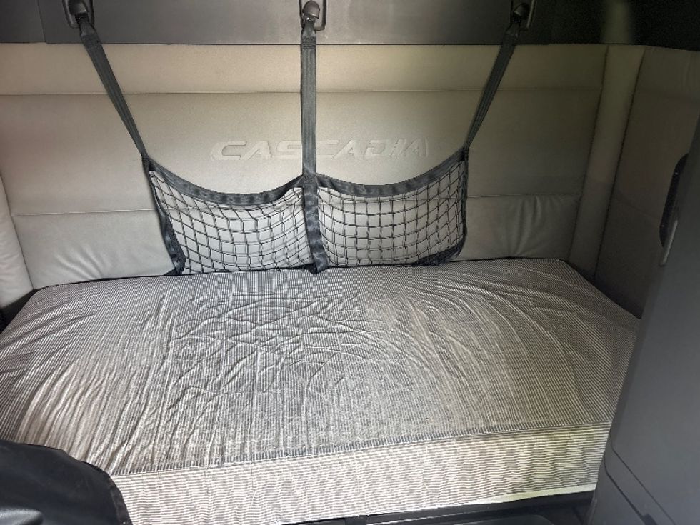 Sleeper Tractor-Heavy Duty Tractors-Freightliner-2021-T12664ST-Hammond-LA-526,779\n\t\tmiles-$ 67,750 - Image 12