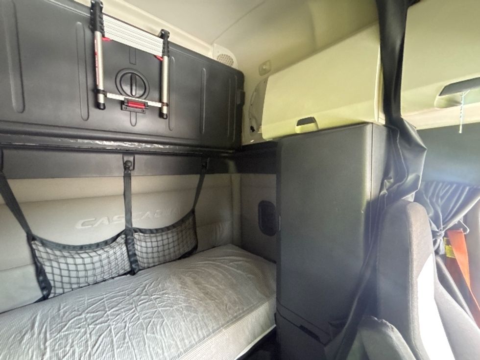 Sleeper Tractor-Heavy Duty Tractors-Freightliner-2021-T12664ST-Hammond-LA-526,779\n\t\tmiles-$ 67,750 - Image 13