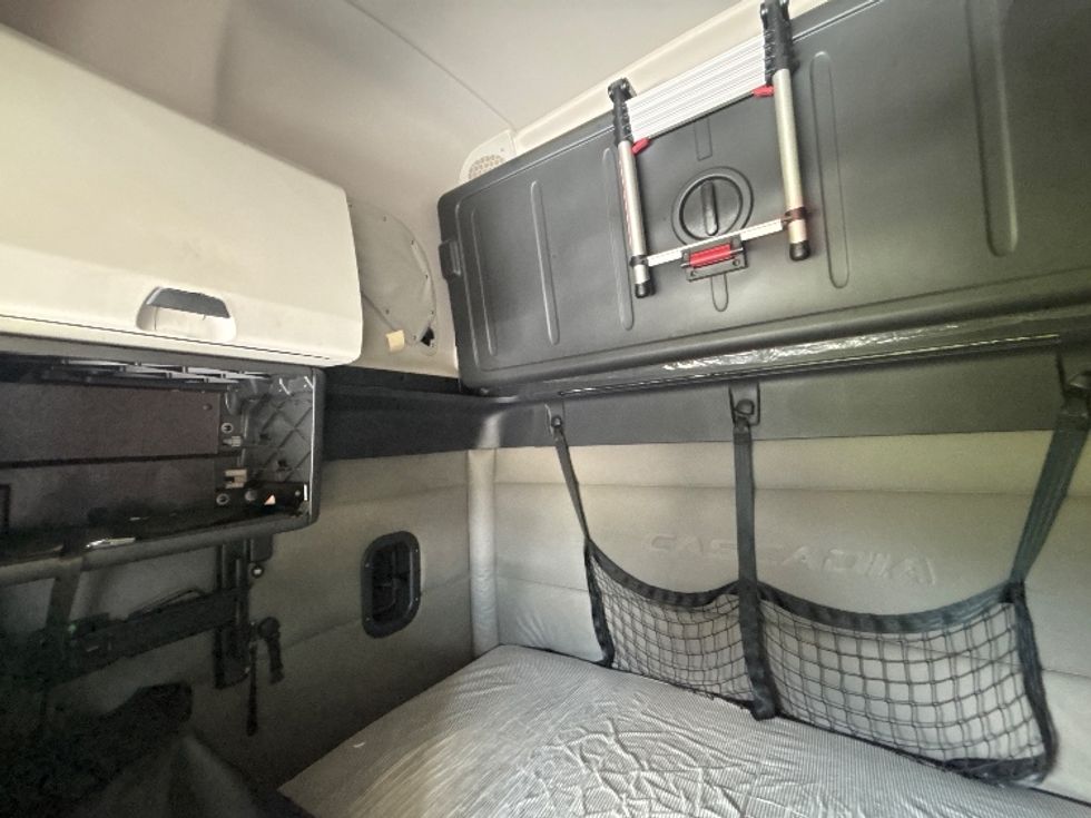 Sleeper Tractor-Heavy Duty Tractors-Freightliner-2021-T12664ST-Hammond-LA-526,779\n\t\tmiles-$ 67,750 - Image 14