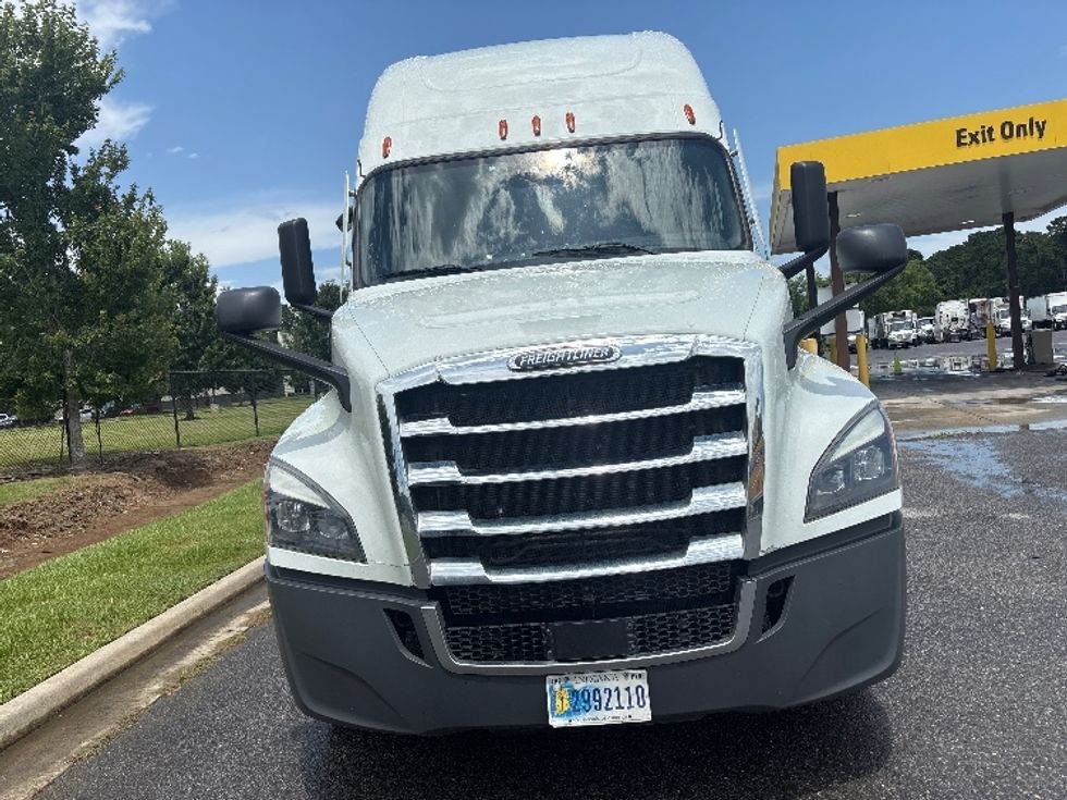 Sleeper Tractor-Heavy Duty Tractors-Freightliner-2021-T12664ST-Hammond-LA-526,779\n\t\tmiles-$ 67,750 - Image 2