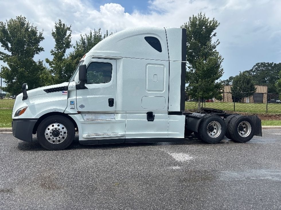 Sleeper Tractor-Heavy Duty Tractors-Freightliner-2021-T12664ST-Hammond-LA-526,779\n\t\tmiles-$ 67,750 - Image 4