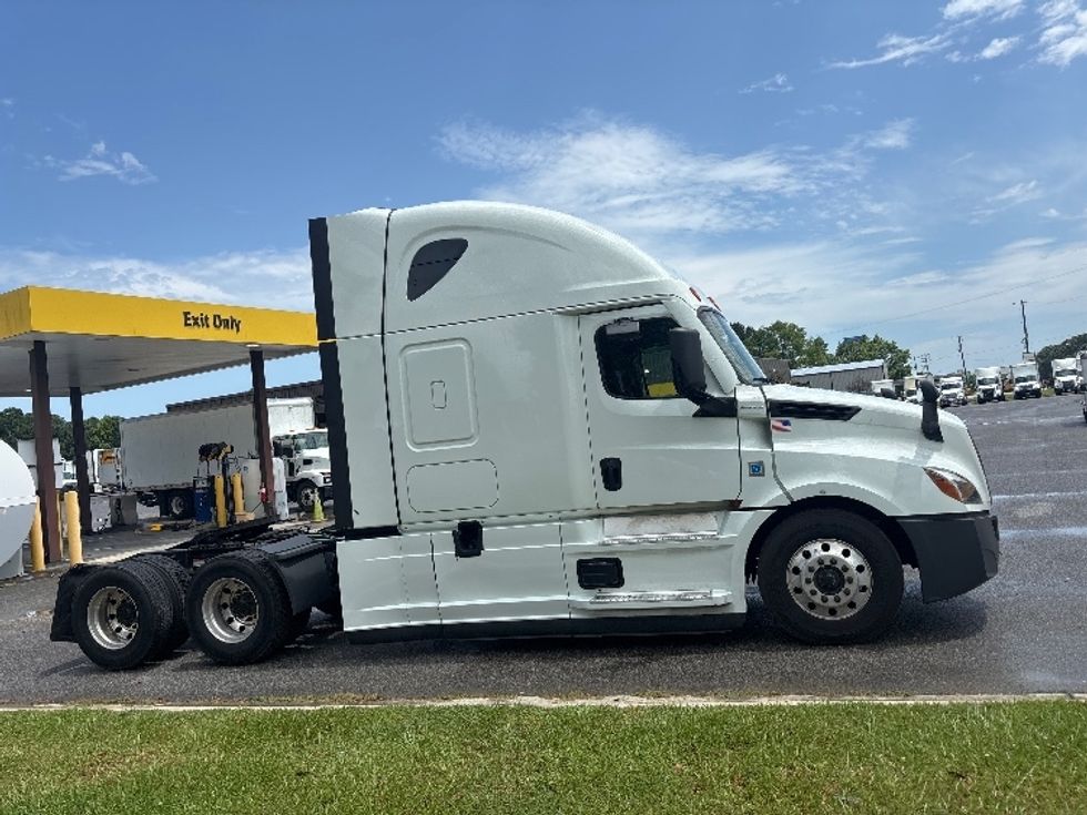 Sleeper Tractor-Heavy Duty Tractors-Freightliner-2021-T12664ST-Hammond-LA-526,779\n\t\tmiles-$ 67,750 - Image 8