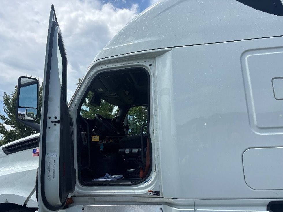 Sleeper Tractor-Heavy Duty Tractors-Freightliner-2021-T12664ST-Hammond-LA-526,779\n\t\tmiles-$ 67,750 - Image 9