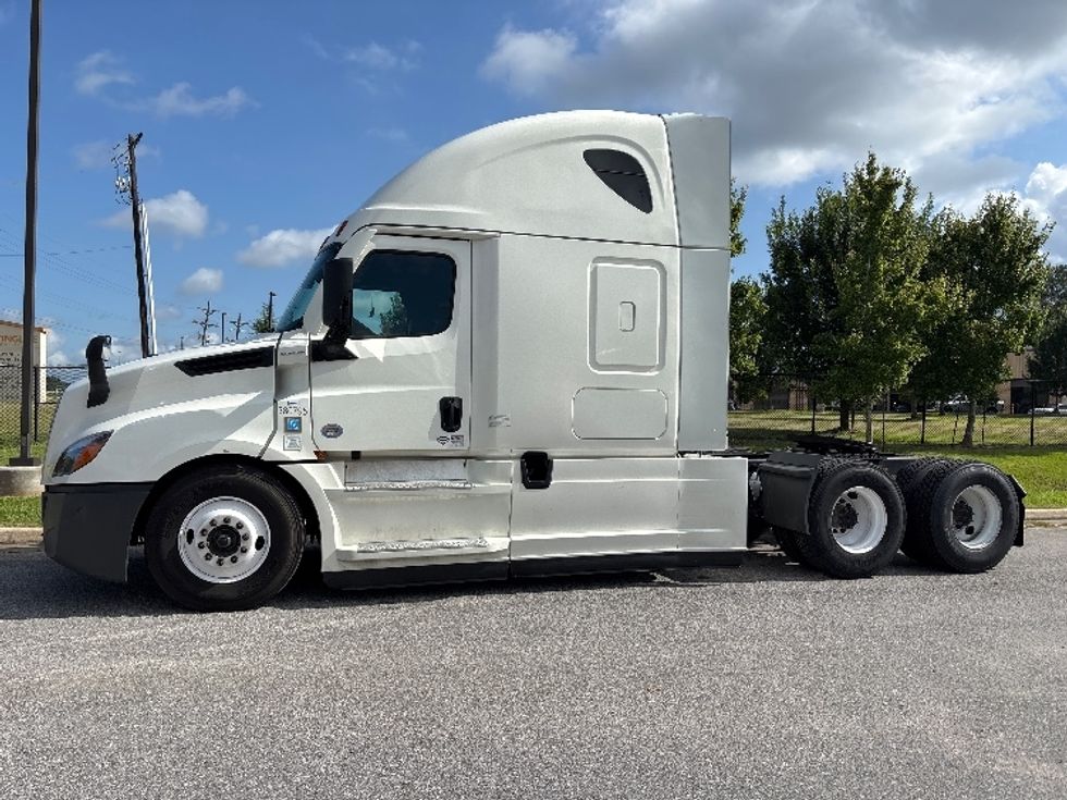 2021 Freightliner Cascadia 126" Sleeper Cab photo 2