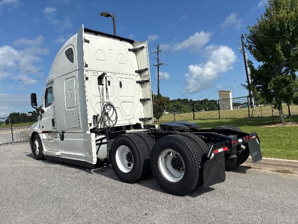 2021 Freightliner Cascadia 126" Sleeper Cab photo 3