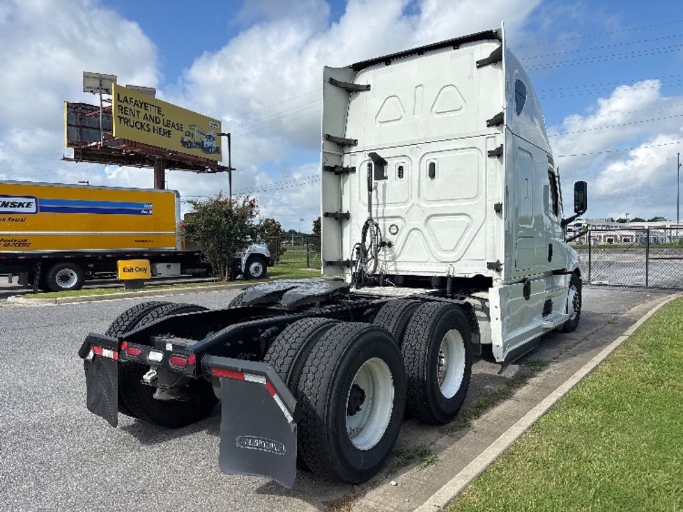 2021 Freightliner Cascadia 126" Sleeper Cab photo 4