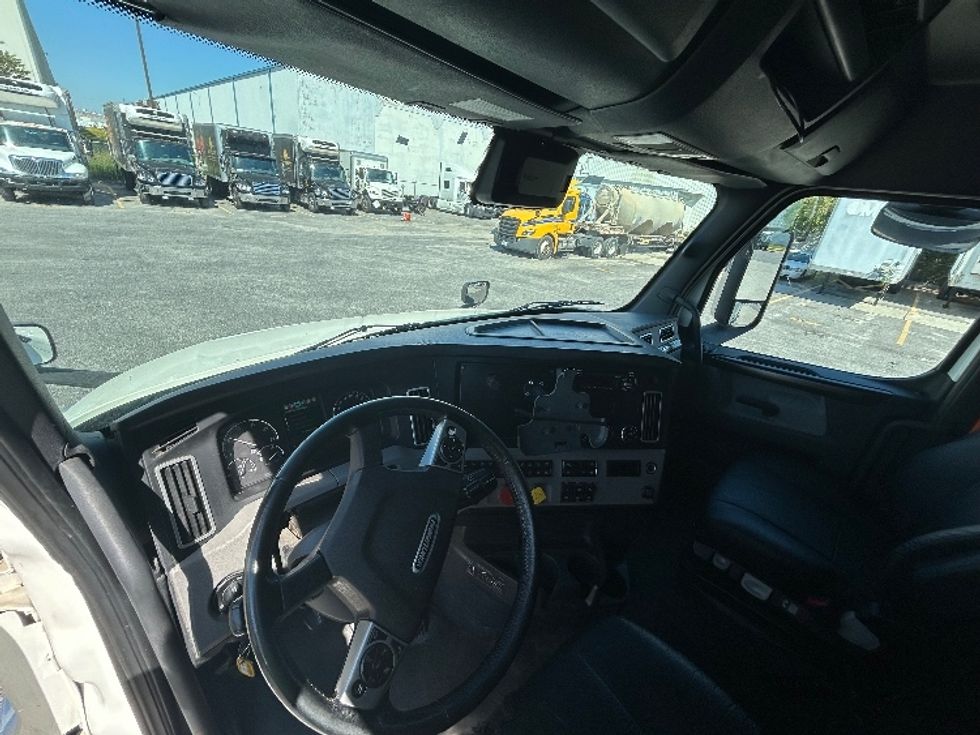 Sleeper Tractor-Heavy Duty Tractors-Freightliner-2021-T12664ST-Harahan-LA-549,430\n\t\tmiles-$ 64,500 - Image 10