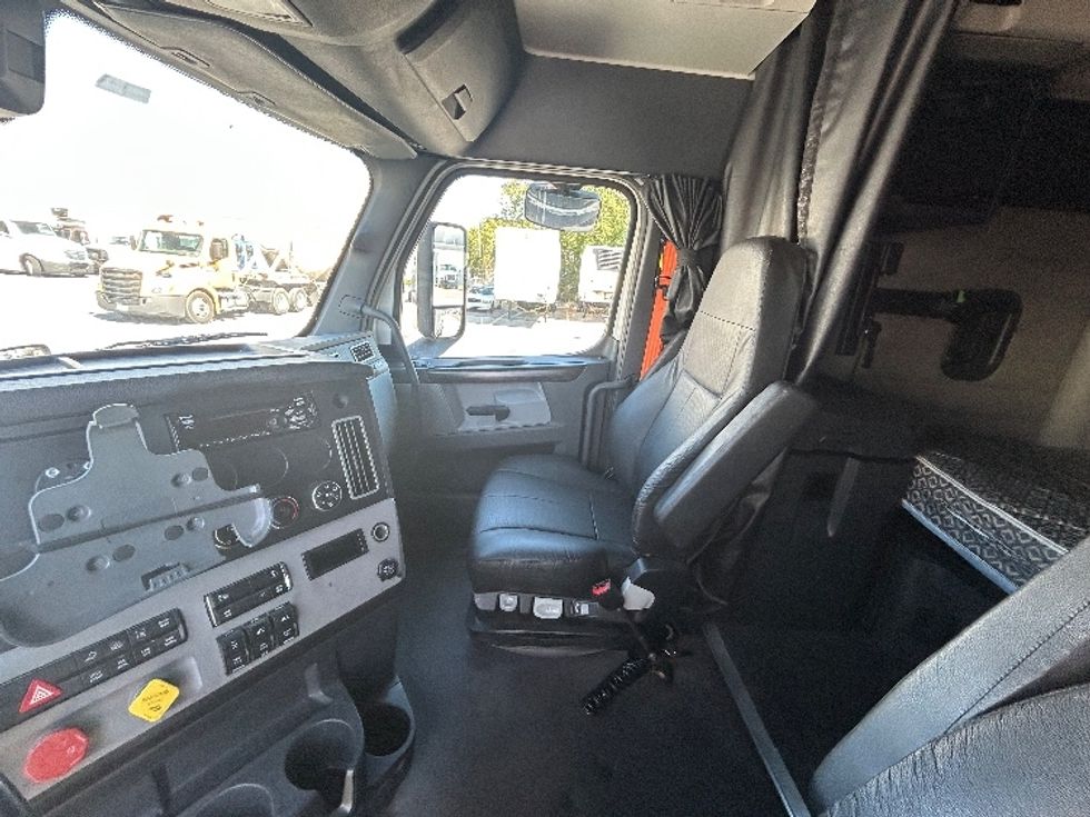 Sleeper Tractor-Heavy Duty Tractors-Freightliner-2021-T12664ST-Harahan-LA-549,430\n\t\tmiles-$ 64,500 - Image 12