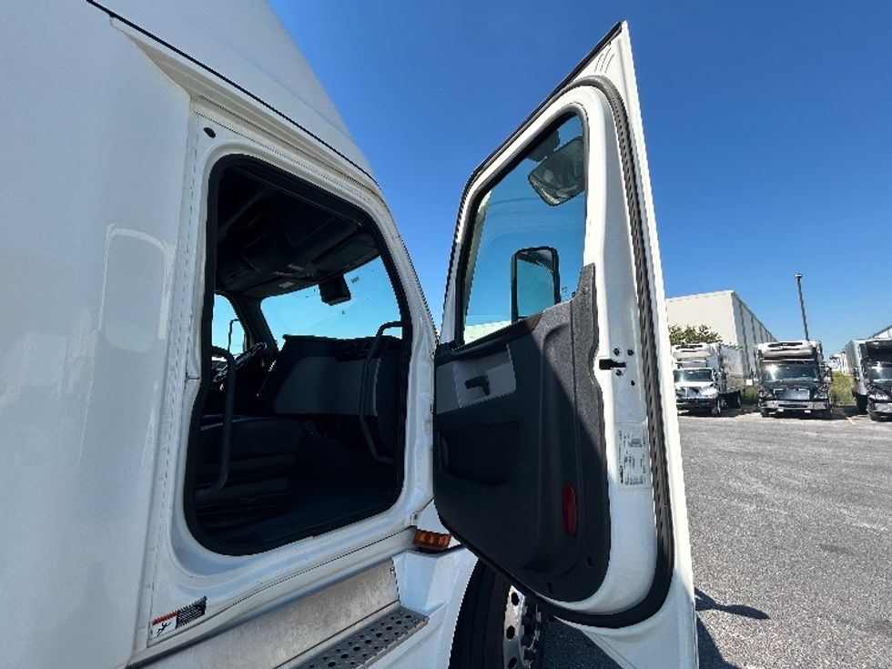 Sleeper Tractor-Heavy Duty Tractors-Freightliner-2021-T12664ST-Harahan-LA-549,430\n\t\tmiles-$ 64,500 - Image 13