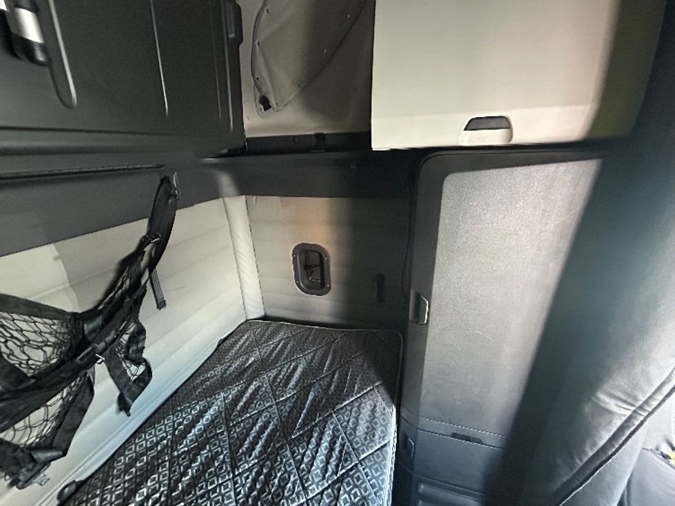 Sleeper Tractor-Heavy Duty Tractors-Freightliner-2021-T12664ST-Harahan-LA-549,430\n\t\tmiles-$ 64,500 - Image 17