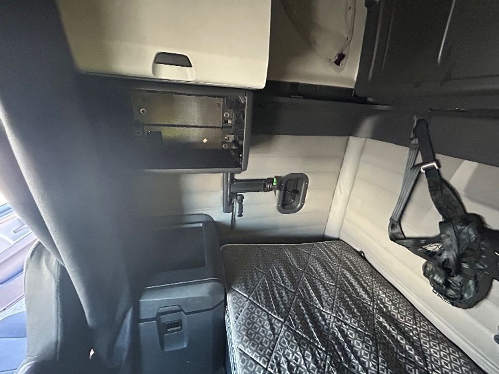 Sleeper Tractor-Heavy Duty Tractors-Freightliner-2021-T12664ST-Harahan-LA-549,430\n\t\tmiles-$ 64,500 - Image 18