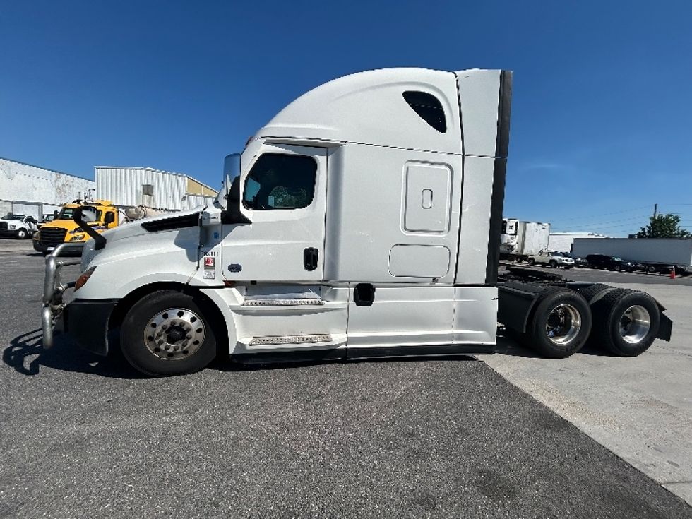 Sleeper Tractor-Heavy Duty Tractors-Freightliner-2021-T12664ST-Harahan-LA-549,430\n\t\tmiles-$ 64,500 - Image 4