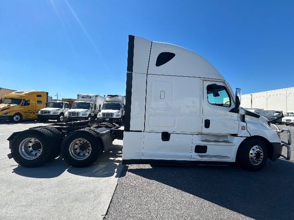 Sleeper Tractor-Heavy Duty Tractors-Freightliner-2021-T12664ST-Harahan-LA-549,430\n\t\tmiles-$ 64,500 - Image 8